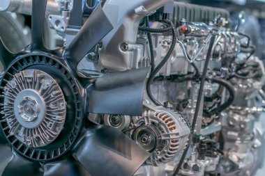 Fabrikada hava soğutma için pervaneli motor.