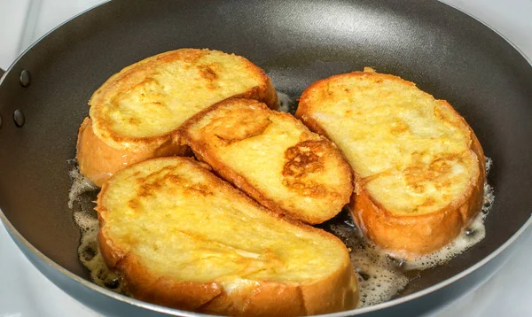 Kızarmış ekmek, tereyağlı bir tabakta kızarır.