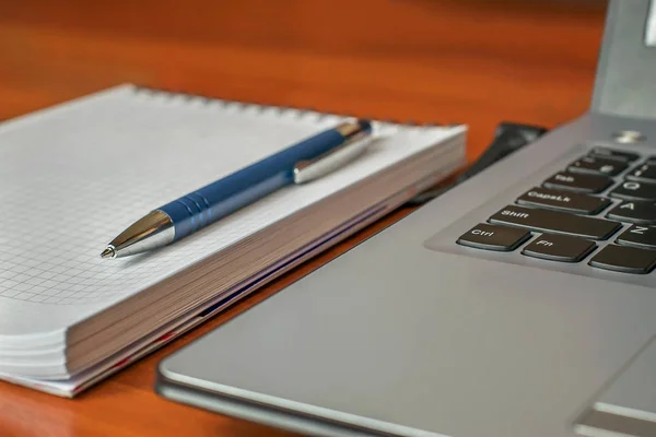 Computer - laptop, notitieblok en pen. — Stockfoto