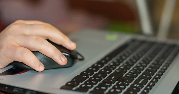 Laptop und Hand auf der Maus in Nahaufnahme — Stockfoto