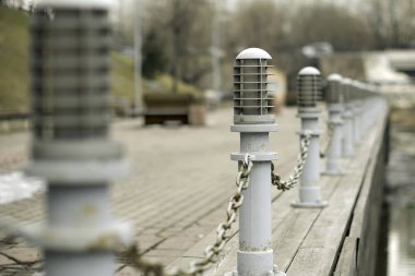 Rıhtımdaki zincirlerle.