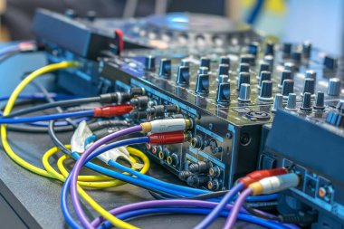 Amfi sunucusuna bağlı birçok kablo, birçok düğme ile