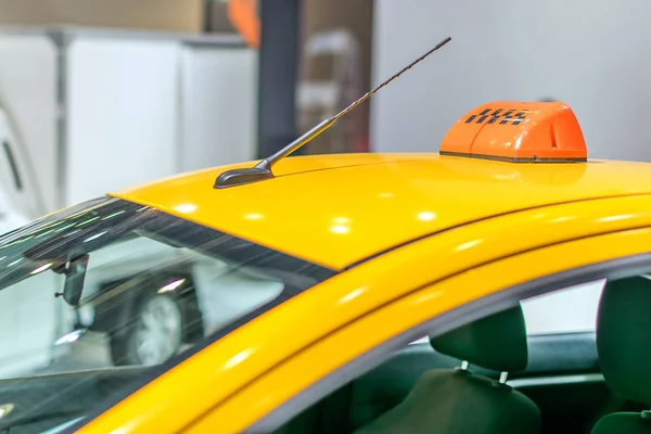 Żółty dach taksówki z kontrolerem i anteną. — Zdjęcie stockowe