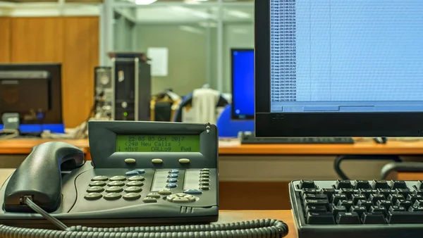 Telefoon en computer - Werkomgeving in het kantoor — Stockfoto