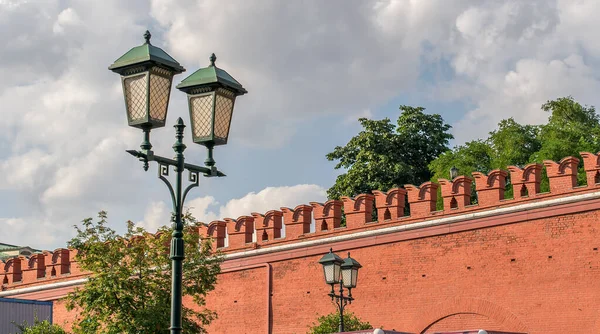 Antique lantern near the Kremlin wall — Stock Photo, Image