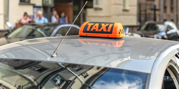 Checker taxi på stad bakgrund — Stockfoto