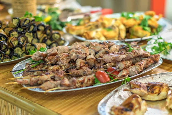 Barbacoa y otros platos en el restaurante de comida oriental — Foto de Stock