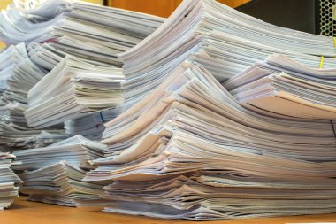 Ofiste bir yığın kağıt var.