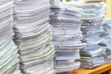 Bir tomar kağıt doküman. Paketler ofisteki masanın üzerine yığılır.
