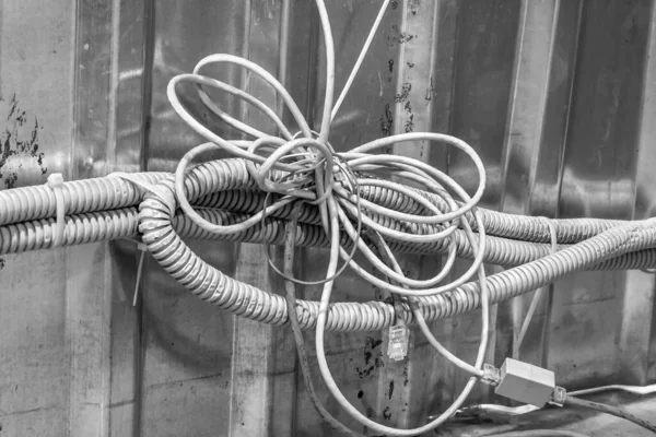 Teknik odada bir sürü elektrik kablosu ve kablo var.