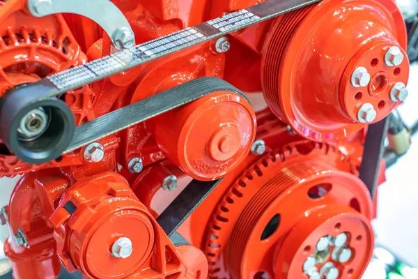 Motore con fili e tubi nel meccanismo di fabbrica di ferro e acciaio nichelato — Foto Stock