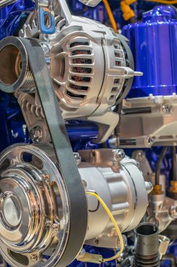 Demir ve nikel kaplı çelik fabrika mekanizmasında kablolu ve hortumlu motor.