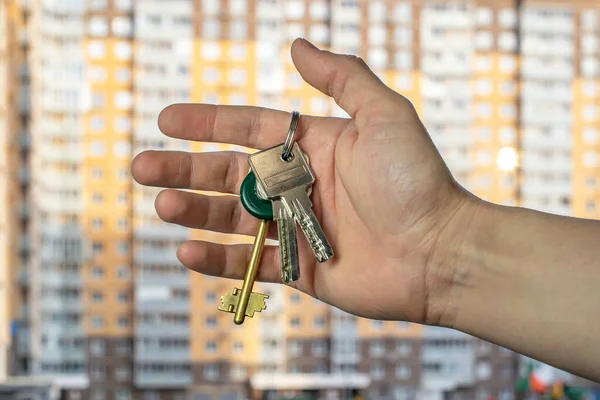 Mortgage varsayımında alınmış yeni bir dairenin anahtarlarının mutlu sahibi.