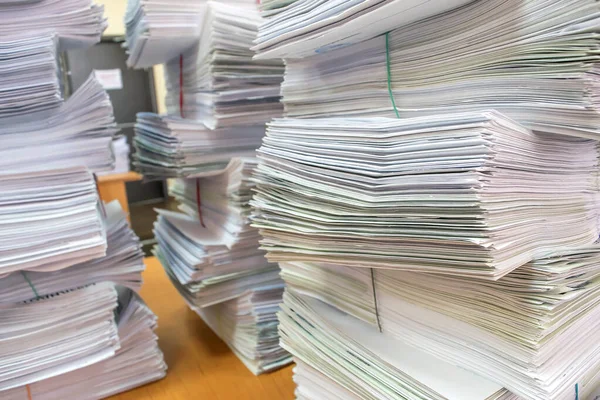 Bir tomar kağıt doküman. Paketler ofisteki masanın üzerine yığılır.