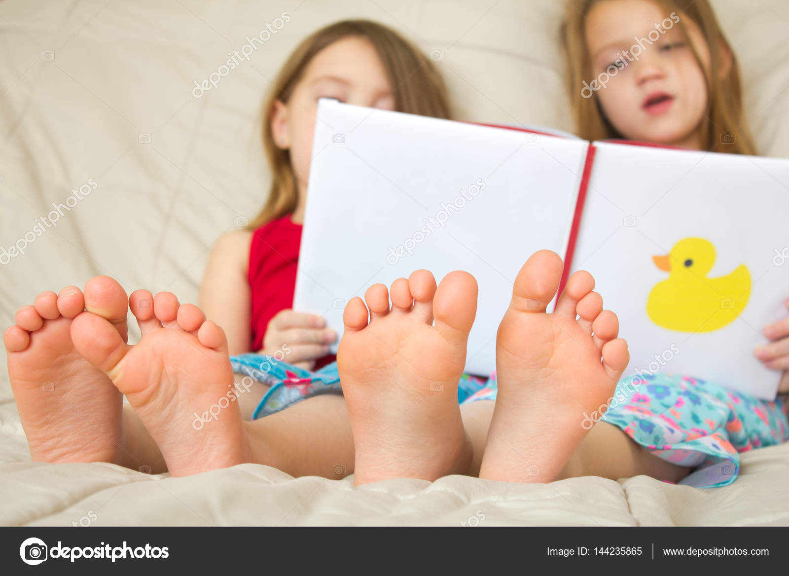 Щекотка на пятках ребенка. Пятки детей девочек. Щекотка на пятках ребенка. Щекотать ребенка. Щекотка ног детей.