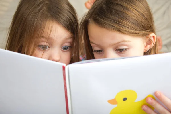 Barn läser en berättelse — Stockfoto