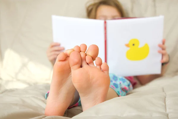 Niña leyendo un libro Fotos de stock libres de derechos