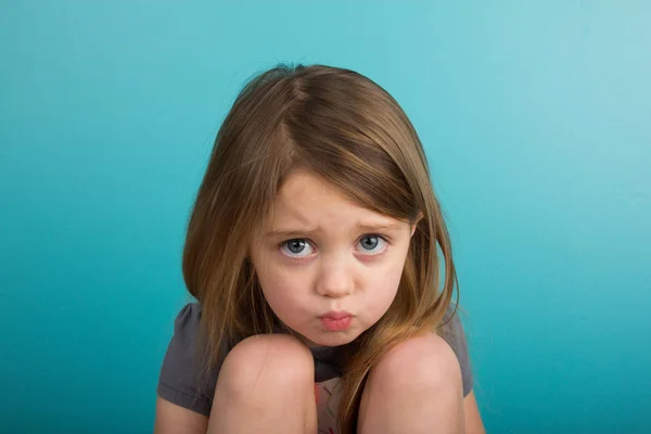 Pequena menina amuada Fotos De Bancos De Imagens