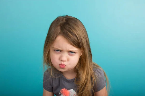 Kleines Mädchen mit frechen Gesichtszügen lizenzfreie Stockbilder