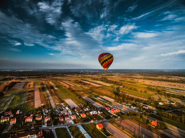Landsape 气球在天空村子 — 图库照片