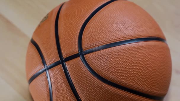 Basketbal op de verdieping. — Stockvideo