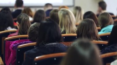 İnsanlar bir seminerde oturuyor.
