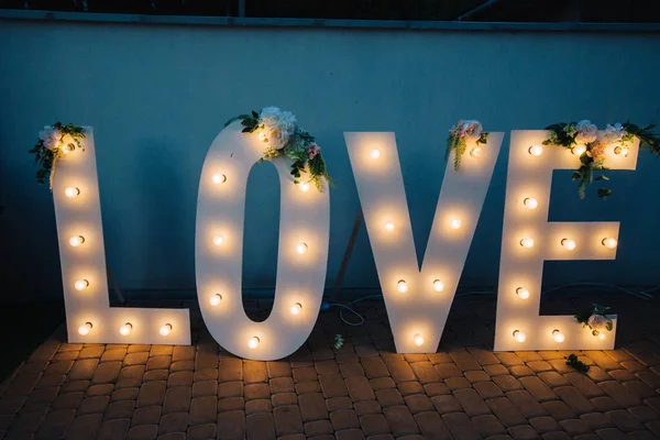 Store kjærlighetsbrev med lyspærer stockfoto