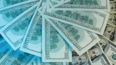 Yüz ABD Doları faturaları yığını