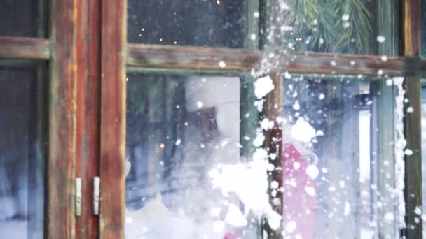 窓の家の中のサンタクロース 雪玉は窓に割られサンタは手のジェスチャーを見せる — ストック動画