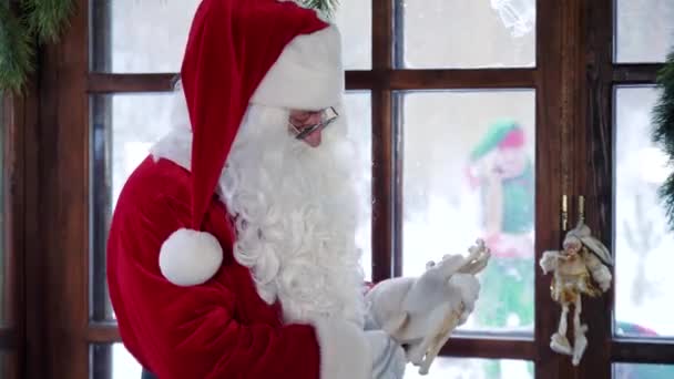 Weihnachtsmann Roten Kostüm Mit Holzspielzeug Drinnen Weihnachtsmann Zeigt Elfen Die — Stockvideo