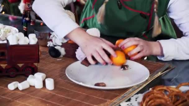 Joyful Elfo Menina Traje Verde Comendo Mesa Elfo Fêmea Gananciosa — Vídeo de Stock