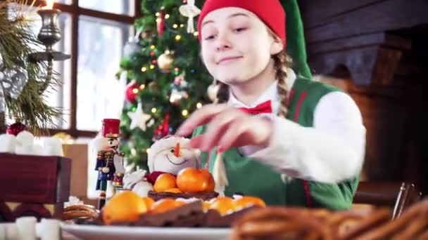 Elfo Feminino Complicado Sentado Mesa Fundo Árvore Natal Menina Terno — Vídeo de Stock