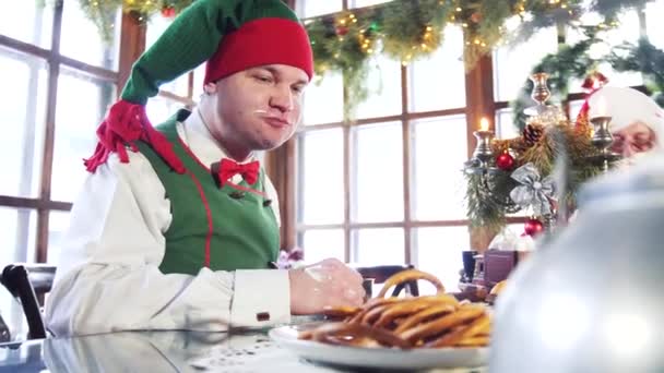 Hungrige Elfe Mit Schmutzigem Gesicht Und Handessen Tisch Lustiger Mann — Stockvideo