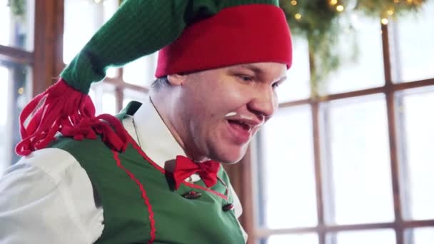 Elfo Engraçado Com Rosto Sujo Come Rapidamente Elfo Macho Faminto — Vídeo de Stock