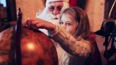 Küçük kız eski dünya Laponya ve Kuzey Kutbu 'nda Noel Baba' yı işaret ediyor..