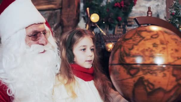 Santa Claus Krásná Dívka Dívají Země Zeměkouli Která Točí Santovo — Stock video