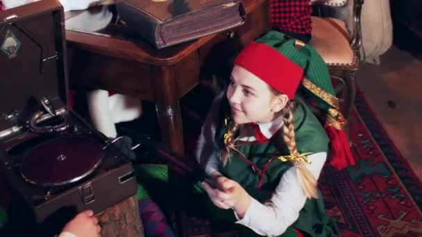 Una Chica Elfa Con Traje Verde Disco Vinilo Elfo Los — Vídeos de Stock