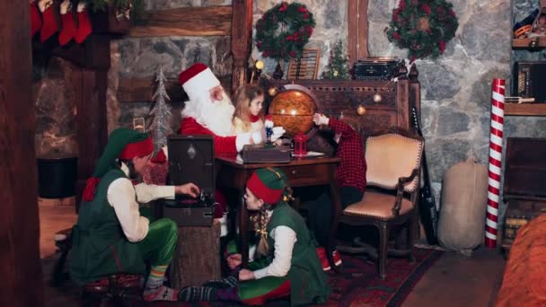 Menino Uma Menina Juntamente Com Papai Noel Estão Explorando Países — Vídeo de Stock