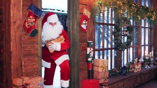 Papai Noel Com Lenha Nas Mãos Entra Casa Crianças Elfos — Vídeo de Stock