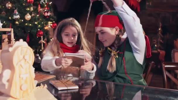 Noel Baba Kız Şöminesi Noel Ağacı Olan Bir Odada Çocuklara — Stok video