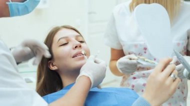 Suni takma diş. Yakın plan. Fahişelik ve Uygulama Rengi Üzerinde Çalışan Diş Teknisyeni