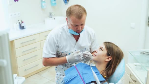 Dişçi Randevusundaki Genç Kız Tıbbi Eldivenli Erkek Doktor Hastaya Tavsiyelerde — Stok video