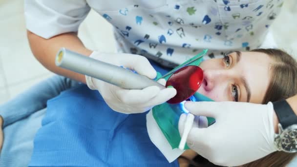 Dentista Con Guantes Látex Blanco Utiliza Una Lámpara Con Vidrio — Vídeos de Stock