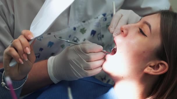 Επαγγελματίας Οδοντίατρος Εξετάζει Δόντια Των Γυναικών Ασθενών Στην Κλινική — Αρχείο Βίντεο