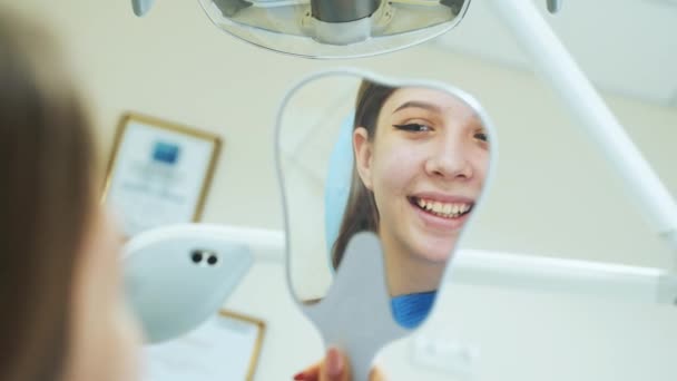 Fată Tânără Uită Oglindă Mâinile Dentist Tratează Dinții Într Clinică — Videoclip de stoc