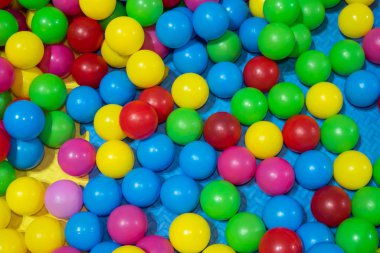 Küçük renkli plastik toplar. Çocuklar için kürelerin arka planı.