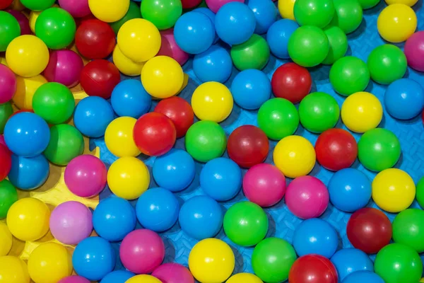 Küçük renkli plastik toplar. Çocuklar için kürelerin arka planı.