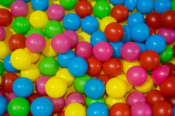 Farget plastballpunkt til lek på lekeplassen . – stockfoto