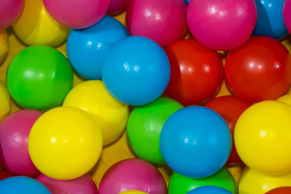 Fargede regnbueballer laget av plast for barn. Avgrensning . – stockfoto