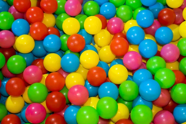 Farklı renkte ve aynı boyda çocuklar için plastik toplar..
